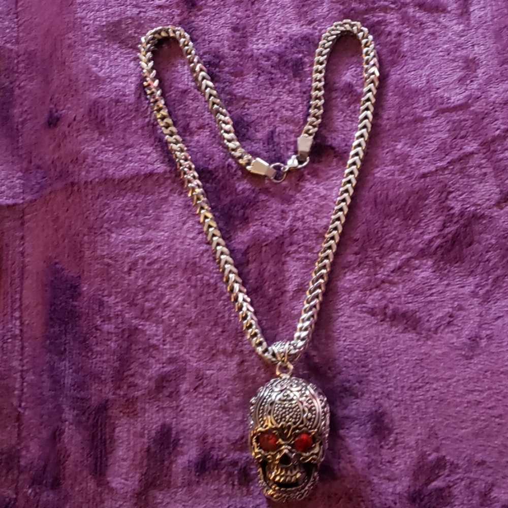 Beautiful skull &  chain.